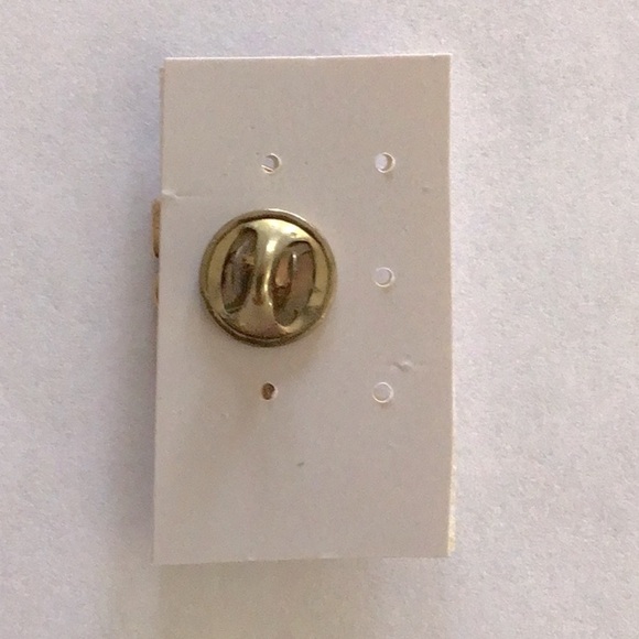 Vintage Gold Metal Brooch with #1 Mom Design - Picture 2 of 2